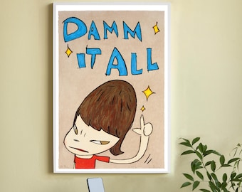 Op de afbeelding: Een ingelijst afdruk van een cartoonfiguur met bruin haar en een rood shirt dat de middelvinger opsteekt. De tekst "DAMM IT ALL" staat in blauwe letters boven het figuur.
