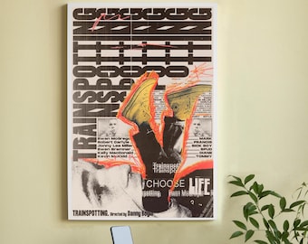 Może przedstawiać: Oprawiony plakat do filmu "Trainspotting" z kolażowym wzorem. Plakat ma czarno-białe tło z pomarańczowymi i żółtymi akcentami. Widoczny jest tekst "CHOOSE LIFE". Plakat jest prostokątny.