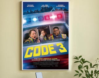 Puede incluir: Un póster enmarcado de la película "Code 3" con Rainn Wilson, Lil Rel Howery y Aimee Carrero. El póster muestra una escena dentro de una ambulancia con el título en letras amarillas. El lema dice: "LA MEJOR ATENCIÓN MÉDICA QUE EL SALARIO MÍNIMO PUEDE PROPORCIONAR."