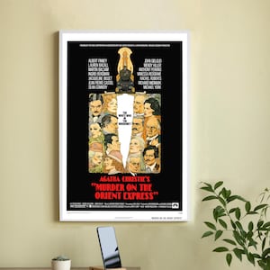 以下が含まれることがあります： 「オリエント急行殺人事件」のヴィンテージ映画ポスター。黒い背景に白いナイフと列車が描かれている。ポスターには、アルバート・フィニー、ローレン・バコール、マーティン・バルサム、イングリッド・バーグマン、ジャクリーン・ビセット、ジャン・ピエール・カッセル、ショーン・コネリー、ジョン・ギールグッド、ウェンディ・ヒラー、アンソニー・パーキンス、ヴァネッサ・レッドグレイブ、レイチェル・ロバーツ、リチャード・ウィドマーク、マイケル・ヨークなど、多くの俳優が出演している。