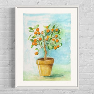 Könnte beinhalten: Ein Aquarellbild eines kleinen Orangenbaums in einem Terrakotta-Topf. Der Baum hat grüne Blätter und viele kleine orange Früchte. Der Hintergrund ist ein hellblauer Aquarell-Wasch.