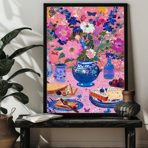 Könnte beinhalten: Ein Stillleben mit einem Blumenarrangement in einer blau-weißen Vase vor einem rosafarbenen Hintergrund. Die Vase ist von Obst, Brot und anderen Lebensmitteln umgeben. Schmetterlinge und andere Insekten fliegen um die Blumen herum.