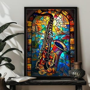 Peut inclure: Un vitrail représentant un saxophone dans des couleurs vives de rouge, jaune, bleu et vert. Le saxophone est représenté dans un style réaliste avec des détails complexes.