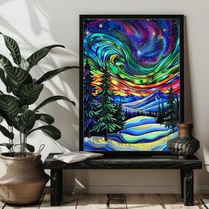 K&ouml;nnte beinhalten: Ein farbenfrohes Gem&auml;lde im Stil von Buntglas, das eine Winterlandschaft mit einem wirbelnden Nordlicht am Himmel &uuml;ber einem schneebedeckten Wald zeigt. Das Gem&auml;lde zeichnet sich durch eine leuchtende Farbpalette in Blau, Gr&uuml;n, Lila und Gelb aus.