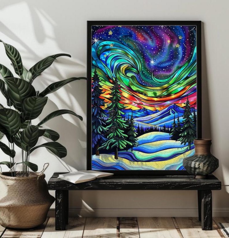 K&ouml;nnte beinhalten: Ein farbenfrohes Gem&auml;lde im Stil von Buntglas, das eine Winterlandschaft mit einem wirbelnden Nordlicht am Himmel &uuml;ber einem schneebedeckten Wald zeigt. Das Gem&auml;lde zeichnet sich durch eine leuchtende Farbpalette in Blau, Gr&uuml;n, Lila und Gelb aus.