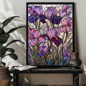 Könnte beinhalten: Ein gerahmtes Buntglas-Kunstwerk mit lila und rosa Irisblüten mit grünen Stielen und Blättern. Das Kunstwerk ist vor einem hellen Hintergrund platziert und schwarz gerahmt. Das Kunstwerk wird auf einer schwarzen Bank mit einer dekorativen Vase ausgestellt.