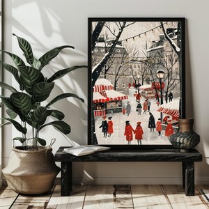 Puede incluir: Una ilustraci&oacute;n de una escena de calle invernal en una ciudad europea nevada, con edificios de techos rojos, un mercado navide&ntilde;o y gente caminando. La ilustraci&oacute;n est&aacute; enmarcada en negro y colgada en una pared sobre un banco de madera negro.