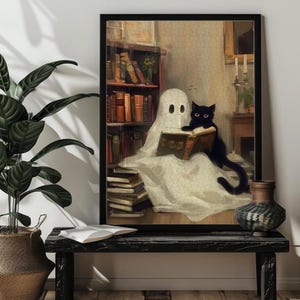 Peut inclure: Un chat noir et un fantôme blanc sont assis sur une pile de livres dans une pièce avec une bibliothèque. Le chat tient un livre dans ses pattes et le fantôme regarde le chat.