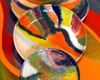 Assiette en céramique artisanale, fait main. Magnifique poterie à couleurs divines pour décoration ou dégustation de vos meilleurs plats!