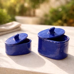 Due vasi in ceramica di alta qualità, realizzati a mano, di colore blu azzurro. Vasi decorativi artigianali per zucchero, tè, caffè e cioccolatini.