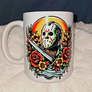 Tazze stampate fronte-retro con personaggi horror e tatuaggi old school