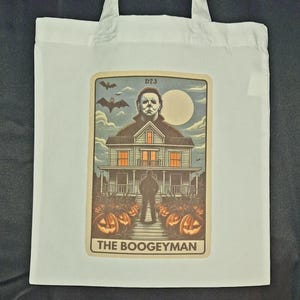 Bolsa de compras blanca con estampado de cartas del tarot con temática de terror