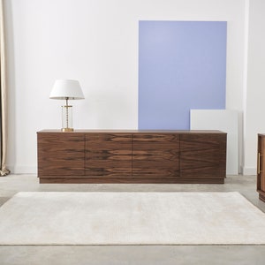 Langer TV-Schrank aus Walnussfurnier mit 4-türigem Sideboard im modernen Mid-Century-Stil für Wohnzimmer oder Schlafzimmer Livlo O-S08 Bild 7