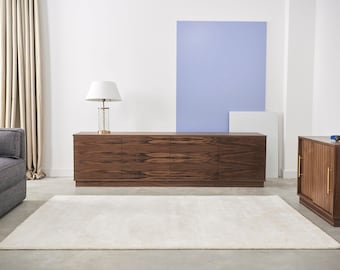 Langer TV-Schrank aus Walnussfurnier mit 4-türigem Sideboard im modernen Mid-Century-Stil für Wohnzimmer oder Schlafzimmer Livlo O-S08