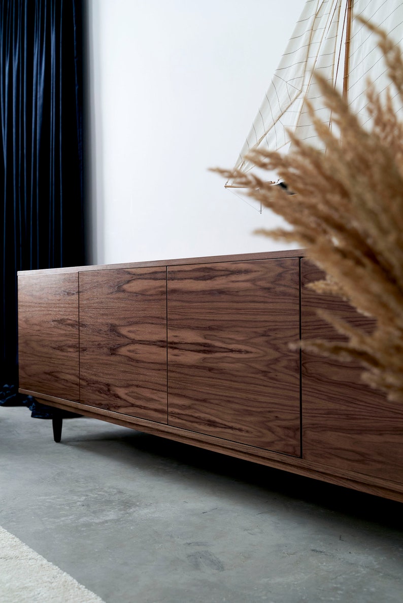 Langer TV-Schrank aus Walnussfurnier mit 4-türigem Sideboard im modernen Mid-Century-Stil für Wohnzimmer oder Schlafzimmer Livlo O-S08 Bild 6