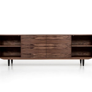 Langer TV-Schrank aus Walnussfurnier mit 4-türigem Sideboard im modernen Mid-Century-Stil für Wohnzimmer oder Schlafzimmer Livlo O-S08 Bild 9