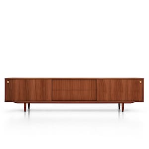 Könnte beinhalten: Ein Sideboard im modernen Stil der Mitte des Jahrhunderts aus Holz mit warmbraunem Finish. Das Sideboard hat zwei Schubladen in der Mitte und zwei Schranktüren. Es hat Messingbeschläge und konische Beine. Länge ca. 180 cm.
