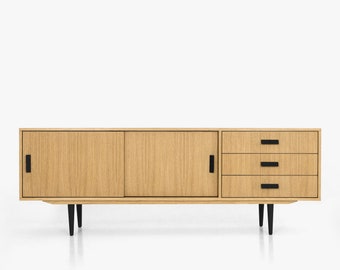 Long meuble tv en placage de chêne avec porte coulissante enfilade de style Mid-Century moderne pour le salon ou la chambre à coucher Livlo D-S03