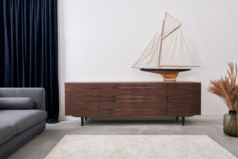 Langer TV-Schrank aus Walnussfurnier mit 4-türigem Sideboard im modernen Mid-Century-Stil für Wohnzimmer oder Schlafzimmer Livlo O-S08 Bild 1