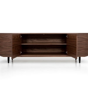 Langer TV-Schrank aus Walnussfurnier mit 4-türigem Sideboard im modernen Mid-Century-Stil für Wohnzimmer oder Schlafzimmer Livlo O-S08 Bild 10