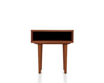 Nachttisch mit offenem Regal im Mid-Century-Modern-Stil aus Eichenfurnier – Farbe Teak –, Nachttisch Livlo T-P05