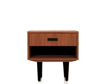 Nachttisch mit offenem Regal im Mid-Century-Modern-Stil aus Eichenfurnier – Farbe Teak –, Nachttisch Livlo T-P04