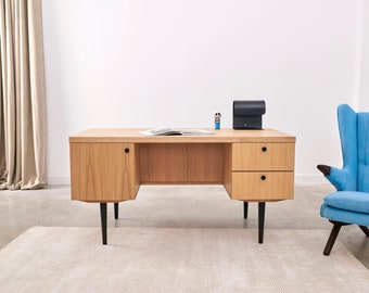 Desk in a minimalist Scandinavian style made of veneered oak wood D-B01