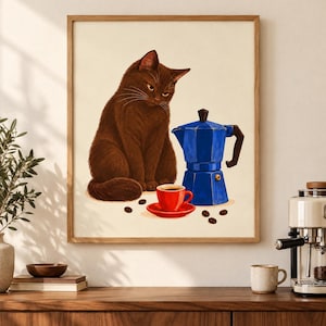 Könnte beinhalten: Ein gerahmter Kunstdruck mit einer braunen Katze, die neben einer blauen Mokkakanne und einer roten Espressotasse auf einer Untertasse sitzt. Mehrere dunkel geröstete Kaffeebohnen sind auf der cremefarbenen Fläche um Tasse und Kanne verteilt.