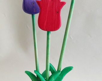 Kleurrijke tulpen houten kist