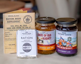 Set de regalo de mermelada y chocolate de 4 piezas estilo años 40/Larp/Segunda Guerra Mundial: incluye mermelada de naranja, mermelada de mora, tableta de chocolate con leche de racionamiento y cartilla de racionamiento. ¡Un regalo fabuloso!