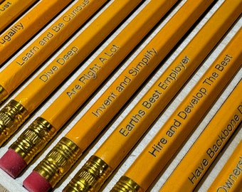 16 Bleistifte mit der Gravur „Amazon Leadership Principles“.