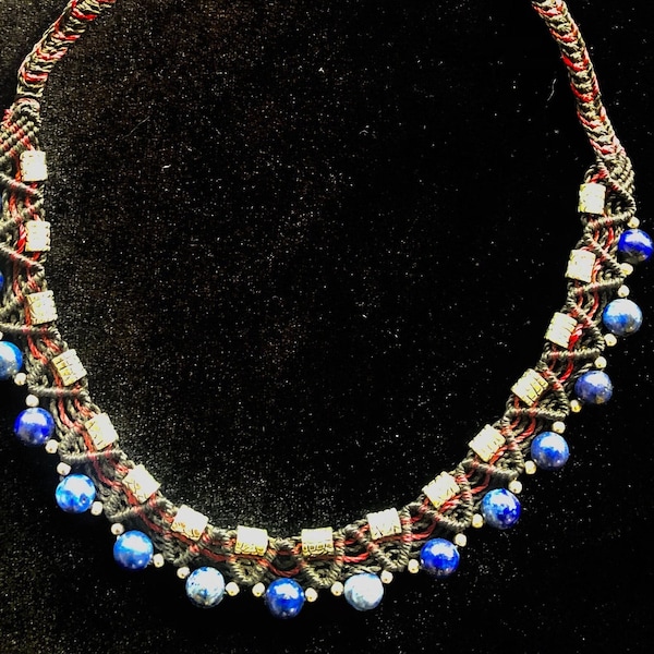 Collier tour de cou en macramé et pierres naturelles de lapis lazuli