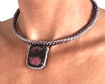 Collier en macramé avec pierre naturelle de rhodonite en pendentif