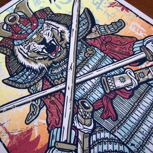 Puede incluir: Una ilustración colorida de un tigre con armadura de samurái y sosteniendo dos espadas. El tigre tiene una expresión feroz y está rodeado de un fondo vibrante.