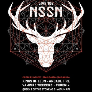 Könnte beinhalten: Ein schwarz-weißes Poster mit einem roten geometrischen Design, das eine Hirschkopf-Silhouette zeigt. Das Poster wirbt für ein Musikfestival namens "NSSN" mit dem Text "Live 105" oben. Das Festival findet am 6. und 7. Dezember in der Oracle Arena in Oakland, Kalifornien, statt. Das Poster listet folgende Bands auf: Kings of Leon, Arcade Fire, Vampire Weekend, Phoenix, Queens of the Stone Age, Alt-J, AFI, Lorde, Arctic Monkeys, Bastille, Capital Cities und The Neighbourhood.