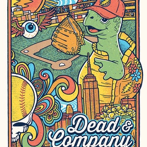 Könnte beinhalten: Ein farbenfrohes Plakat für ein Konzert von Dead & Company im Citi Field in New York City am 22. Juni 2023. Das Plakat zeigt eine Comic-Schildkröte, die eine Baseballkappe trägt und einen Baseballhandschuh hält. Die Schildkröte steht auf einem Baseballfeld mit einer Skyline im Hintergrund. Das Plakat zeigt auch ein psychedelisches Totenkopf- und Knochenkreuz-Design.