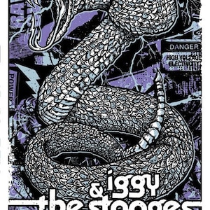 Puede incluir: Un póster en blanco y negro con un gráfico de una serpiente con un patrón azul y blanco. La serpiente está enroscada y su cabeza está levantada, con la boca abierta. El texto "& Iggy The Stooges" está impreso en blanco en la parte inferior del póster. El póster también incluye el texto "Peligro Alta Tensión Electricidad" en un cuadro rojo.
