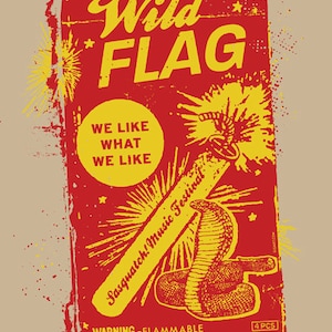 Pode incluir: Um cartaz vermelho e amarelo com o texto "Wild Flag" e "Sasquatch! Music Festival". O cartaz também inclui o texto "We Like What We Like" e "Warning - Flammable". O cartaz é decorado com uma cobra e um fogo de artifício.