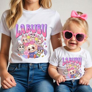 Conjunto de camisetas a juego de la familia Labubu, moderno y adorable atuendo kawaii con dibujos animados, regalo de cumpleaños para mujeres, niños y niñas.