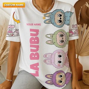 パーソナライズされたラブブシャツ - カスタムLA BUBUかわいい漫画キャラクターグラフィックTシャツ、カラフルなアニメちびかわいいスタイル、友達への面白いギフト