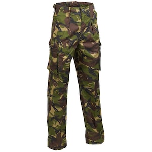 Peut inclure: Pantalon cargo avec un motif camouflage forêt dans des tons vert foncé, marron et noir. Ce pantalon comprend une fermeture à bouton à la taille, des passants de ceinture et deux grandes poches cargo latérales situées sur les cuisses.