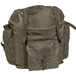 Pode incluir: Uma mochila tática verde-oliva com um compartimento principal grande com aba superior, dois bolsos laterais e um bolso frontal central. A bolsa inclui alças verticais ajustáveis com fivelas de metal e um fecho de aba no bolso frontal.