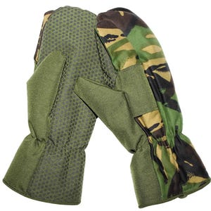 Può includere: Un paio di muffole con motivo mimetico nei toni del verde, marrone e nero sul dorso, e un palmo in tinta unita verde oliva con una superficie testurizzata a pois. Le muffole presentano polsi elasticizzati per una vestibilità sicura.