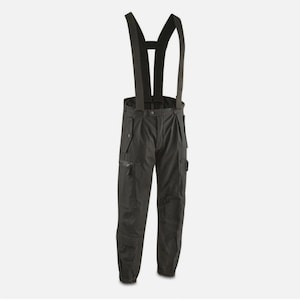 Könnte beinhalten: Schwarze Cargohose mit integrierten elastischen Hosenträgern, einem geknöpften Bund und mehreren Utility-Taschen an den Oberschenkeln. Die Hose hat einen geraden Schnitt mit verstärkten Kniepartien und elastischen Bündchen an den Knöcheln.