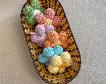 Panier en osier, fleurs multicolores au crochet - Décoration intérieure