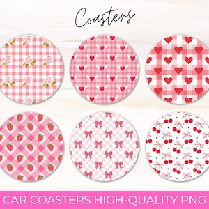 Puede incluir: Juego de seis posavasos redondos para coche con varios diseños rosas y rojos. Los diseños incluyen cuadros vichy, corazones, rosas, fresas, lazos y cerezas. La palabra "Coasters" está escrita en cursiva. El texto "CAR COASTERS HIGH-QUALITY PNG" está en la parte inferior.