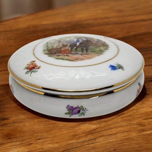 1940s Bavaria Schumann Arzberg Porcelain Powder Trinket Box |  Colonial Theme Box | Germany | Gold Accents | Vintage Porcelain Jewelry Box