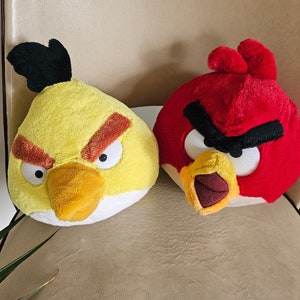 A pair of Angry Birds plushies,yellow on the left,red on the right