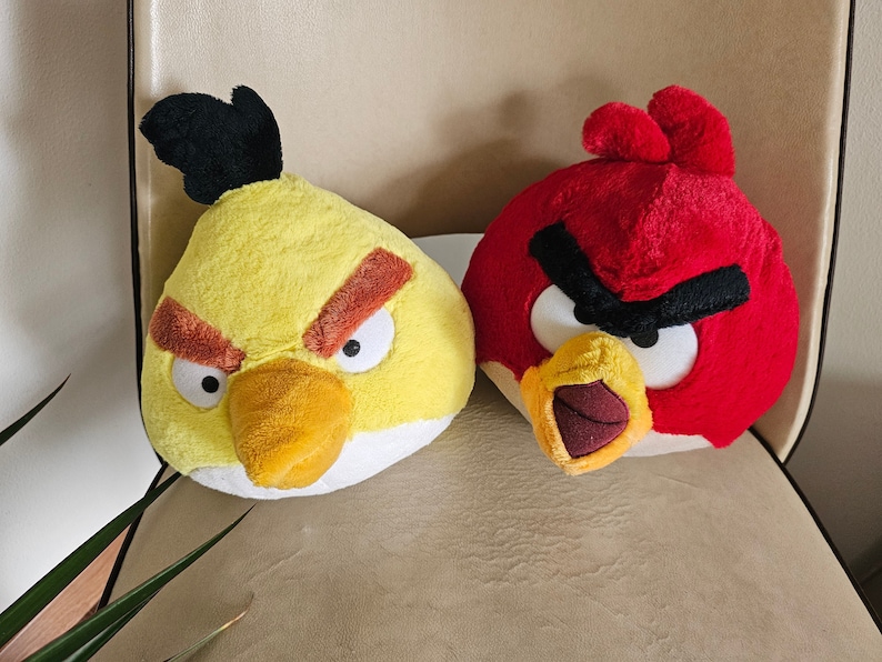 A pair of Angry Birds plushies,yellow on the left,red on the right