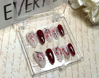 Uñas postizas con flores rojas pintadas a mano: Uñas largas con acento almendrado KK06